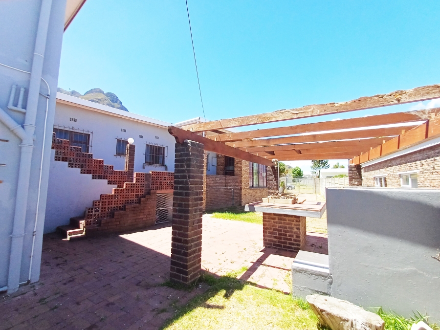 6 Bedroom Property for Sale in Palmiet Western Cape